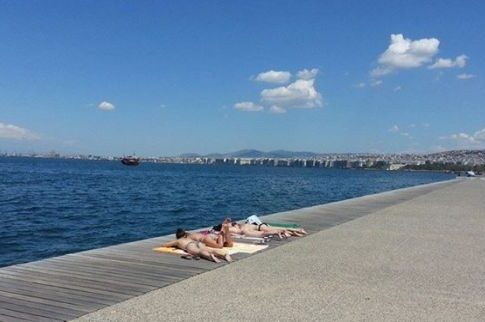 Ηλιοθεραπεία τόπλες μπροστά στον Λευκό Πύργο