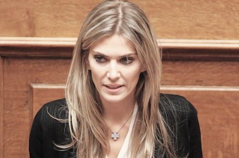 Η ωραία Εύα Καϊλή σε ρόλο φωτορεπόρτερ