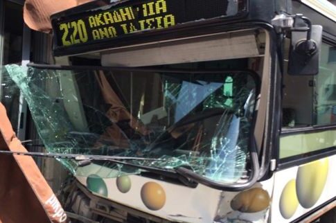 Λεωφορείο έπεσε πάνω σε πρόσοψη καφετέριας