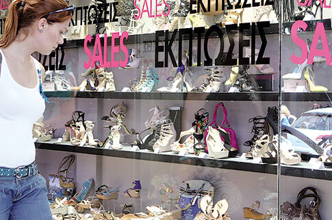 Τα μαγαζιά ελπίζουν μόνο στους τουρίστες
