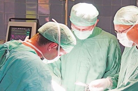 Συγκόλλησαν το χέρι του αγοριού που ακρωτηριάστηκε σε πλυντήριο