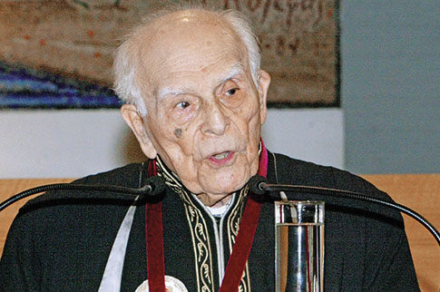 «Εφυγε» σε ηλικία 108 ετών ο δημοτικιστής καθηγητής Εμμανουήλ Κριαράς