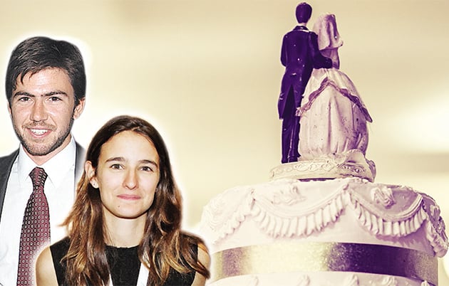 Ο Ντίνος Κόκκαλης και η Αταλάντη Μαρτίνου ποζάρουν χαμογελαστοί στον φακό