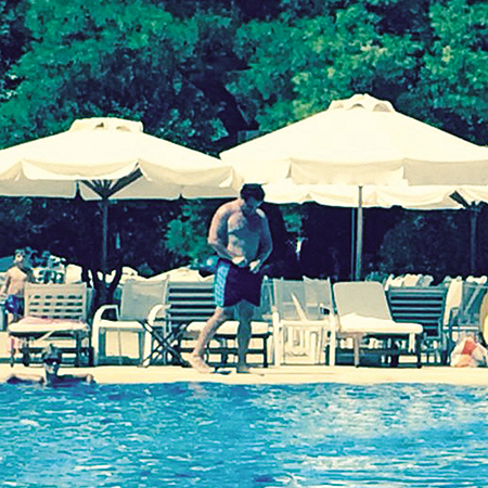 Καρέ καρέ το... ζέσταμα του Αδωνη Γεωργιάδη προτού βουτήξει στα δροσερά νερά της πισίνας