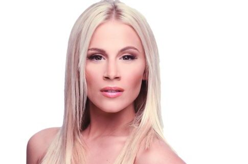 Η Ν.Μπουλέ τόπλες σε sexy παιχνίδια στη θάλασσα