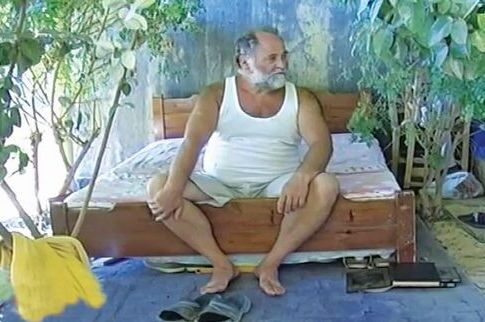 Ο άστεγος νοικοκύρης κάτω από τη γέφυρα
