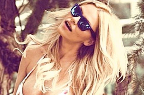 Πόζα με τον ανανά για τη sexy Νάταλι