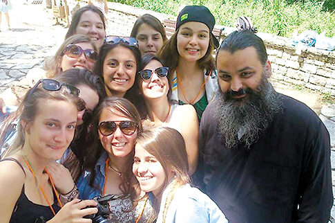 Ενας ιερέας για όλες τις δουλειές