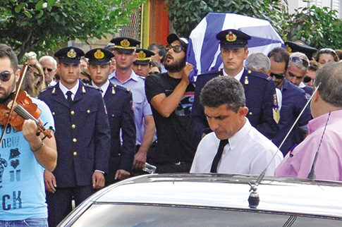 Υπό τον ήχο των βιολιών η κηδεία του άτυχου αρχιπυροσβέστη