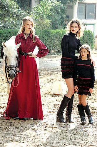 Η συλλογή της Σήλιας Κριθαριώτη χαρακτηρίζεται από τη μαγεία των 70s, τη ζωηράδα του boho chic και το αιχμηρό στιλ των prints