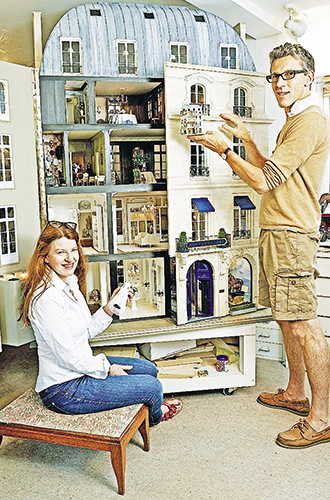 Η Σούζι και ο Κεν πέρασαν έναν χρόνο κατασκευάζοντας το κουκλόσπιτο, πιστό αντίγραφο κτιρίου που βρίσκεται στο Παρίσι