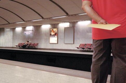 Επεσε στις γραμμές και ζητούσε από τον οδηγό του συρμού να τον πατήσει
