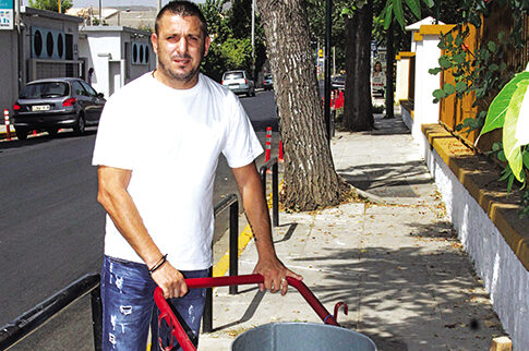 Ο σκληρός της νύχτας σκουπίζει δρόμους στου Ρέντη