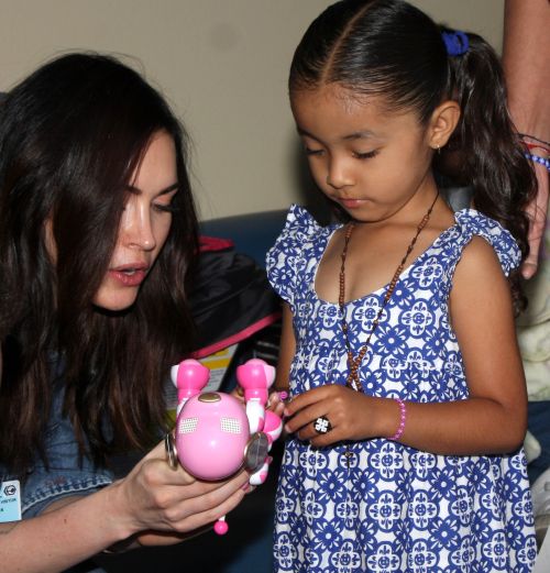 Η διάσημη ηθοποιός δείχνει ένα παιχνίδι στη μικρή φίλη της