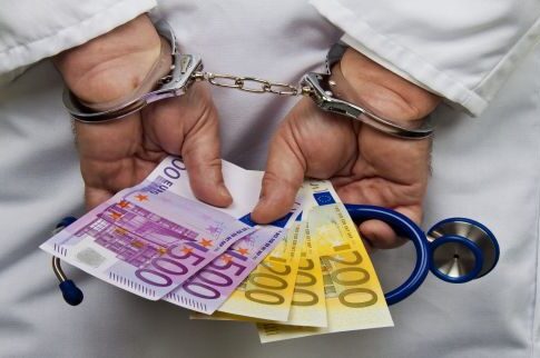 Ποινική δίωξη στον διευθυντή για το φακελάκι