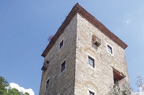 Το επιβλητικό σπίτι-οχυρό της Παραμυθιάς