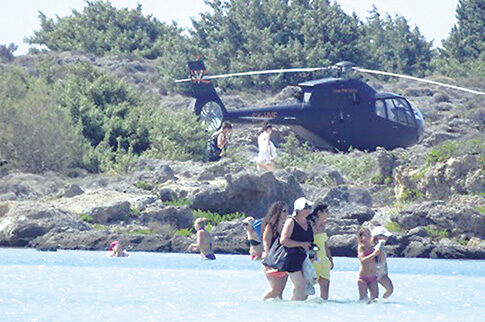 Το ελικόπτερο προσγειώθηκε στην παραλία!