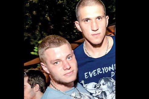 Αναπαράσταση με φόντο τη Μάνη
