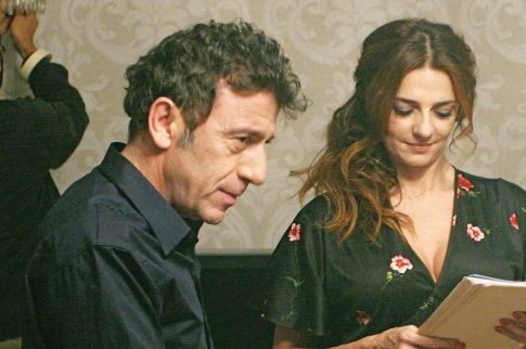 Από τα χοτ ντοκ των γηπέδων σε ένα... τηλεοπτικό κουρείο!