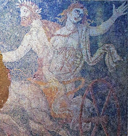 Το κομμάτι που έλειπε ήταν η Περσεφόνη. Με κόκκινα μαλλιά, λευκό χιτώνα που συγκρατείται με κόκκινη λεπτή ταινία στο ύψος του στήθους, ενώ φορά κόσμημα στον αριστερό καρπό της.