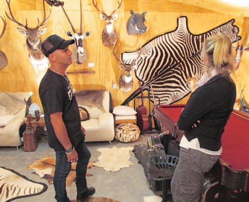 Ο Στιβ δείχνει με καμάρι τα αναμνηστικά από τα κυνήγια του