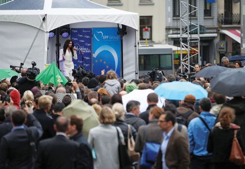 Η νικήτρια της φετινής Eurovision Κοντσίτα Βουρστ κατά τη διάρκεια της συναυλίας έξω από το κτίριο της Ευρωβουλής στις Βρυξέλλες