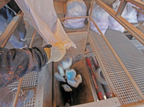 Κατω από αυστηρά αστυνομικά μέτρα μεταφέρθηκαν με συνοδεία περιπολικών του Λιμενικού αλλά και της ΕΛ.ΑΣ οι δύο τόνοι ηρωίνης στον ειδικό χώρο για την καύση του