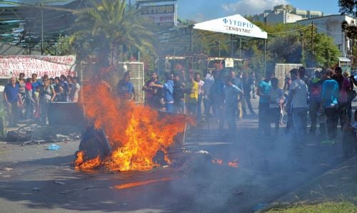 Οι Ρομά άναψαν φωτιές για να εμποδίσουν την κατεδάφιση