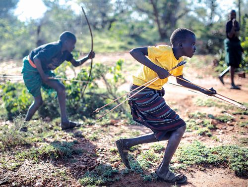 3. Τα παιδιά έχουν μάθει να παραμονεύουν χωρίς να κάνουν θόρυβο, για να αιφνιδιάσουν τη λεία τους
