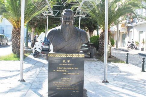 «Πόλεμος» μεταξύ Εκκλησίας και Δήμου Ζακύνθου για το άγαλμα του Κομφούκιου
