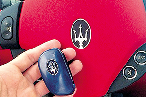 Με το κλειδί της Maserati στο χέρι