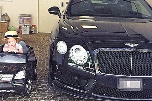 Τρίχρονη ψωνίζει Gucci, φοράει Ray-Ban και οδηγεί... Mercedes!