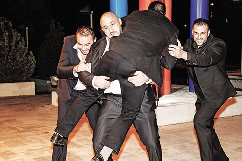 Ο γαμπρός «έδειρε» τους κουμπάρους