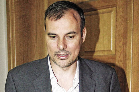 Αγοράζει και εφημερίδες στο Μοντενέγκρο