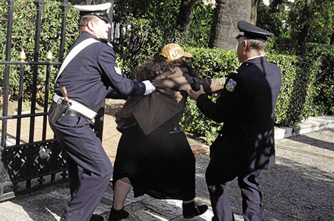 Σύλληψη Λουκά έξω από το Προεδρικό Μέγαρο!