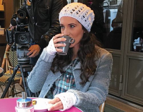 Η Μελίνα (Ελένη Βαΐτσου) του «Μπρούσκου» απολαμβάνει τον καφέ της σε ένα από τα γαλλικά μπιστρό