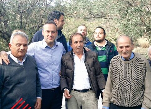 Ινδία: Πλαστική κούκλα-τίγρης έγινε «μητέρα» για τρία ορφανά