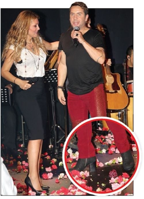 Η Νατάσα Θεοδωρίδου παρακολουθεί τον Γιώργο Μαζωνάκη, ο οποίος εμφανίστηκε φορώντας μπότες με τακούνι