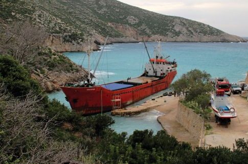 Αφησαν το πλοίο γεμάτο με τσιγάρα και εξαφανίστηκαν