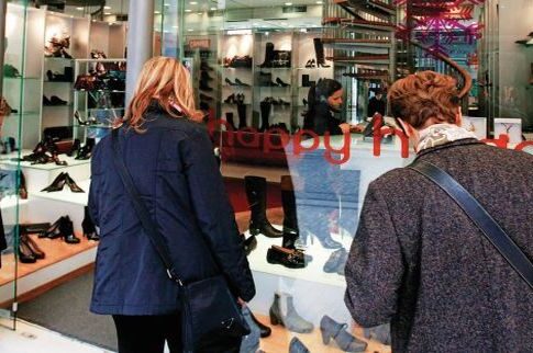 Από αύριο τίθεται σε ισχύ το εορταστικό ωράριο στα καταστήματα