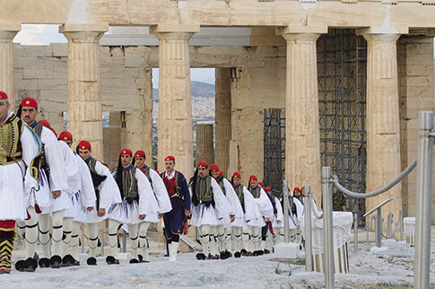 Με έξι νέες ποντιακές φορεσιές οι Εύζωνες!