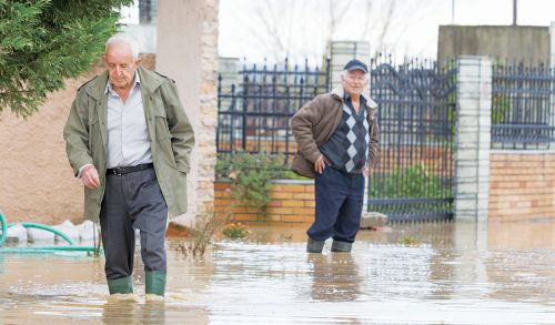 Κάτοικοι της Νέας Χαλκηδόνας στη Θεσσαλονίκη μπροστά στην καταστροφή από τα ορμητικά νερά που «έπνιξαν» την περιοχή τους
