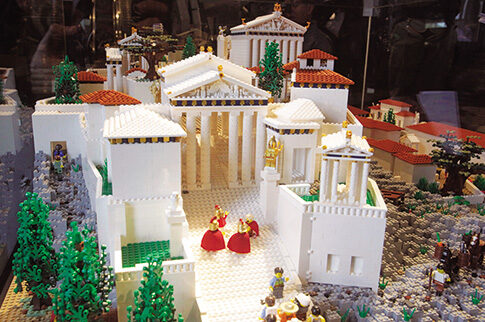 Ο Ιερός Βράχος από Lego δίπλα σε Καρυάτιδες!