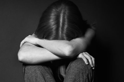 Φρίκη: Τη βίαζε ο πατριός της μπροστά στην μητέρα της!