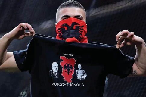 Μπίζνες ντροπής με T-shirts για τη «Μ. Αλβανία»