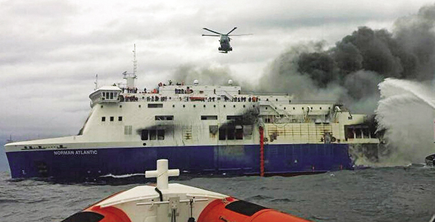 Πυροσβεστικό ρίχνει νερό στο «Norman Atlantic»