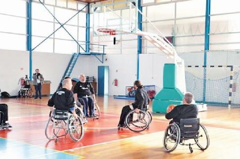 Τρίποντα από ιερείς στο πλευρό των ΑμεΑ