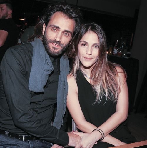 Ο Τεό Θεοδωρίδης αγκαλιά με την αγαπημένη του Αγνή Μάρα