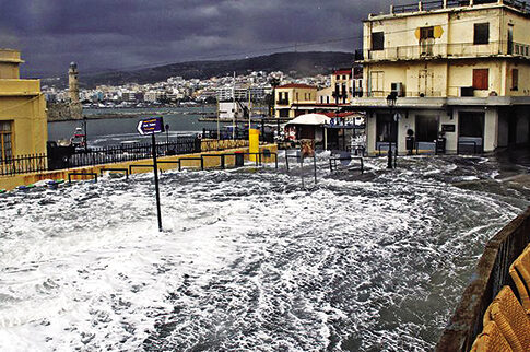 Κύματα «σκέπασαν» το λιμάνι του Ρεθύμνου