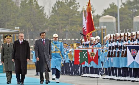 Η άφιξη του εμίρη του Κατάρ, σεΐχη Ταμίμ μπιν Χαμάντ μπιν Χαλίφα αλ Τάνι, μπροστά στην προεδρική φρουρά